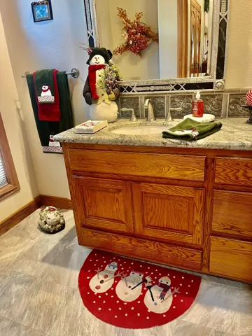 A kitchen island with decorative accents